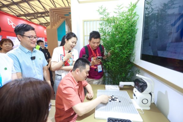 长城配资 AI陪练下棋，机器人当老友！“凯成和养”亮相上海老博会