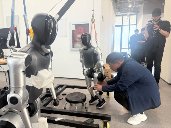 牛宝宝 “半马”亚军“小顽童”还会后空翻 人形机器人“后浪”翻涌