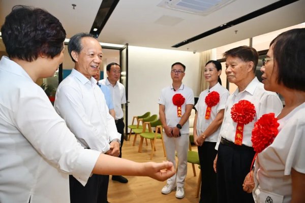 通盈配资 郭文海“七一”前夕走访慰问党员代表并致节日问候