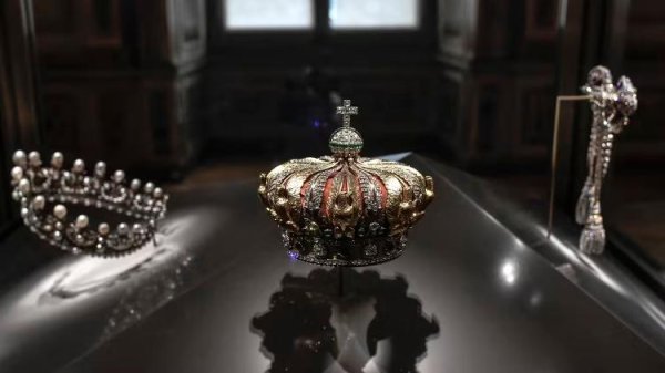 亿操盘 卢浮宫馆长称在劫案中受损的皇冠将修复重展